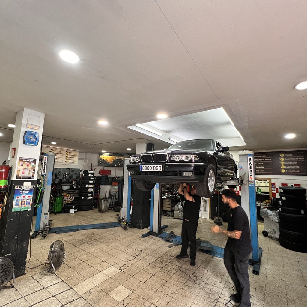 Profesionales de Safety Car Racing realizando mantenimiento de vehículo