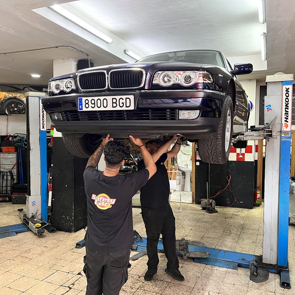 Profesionales de Safety Car Racing realizando mantenimiento de vehículo