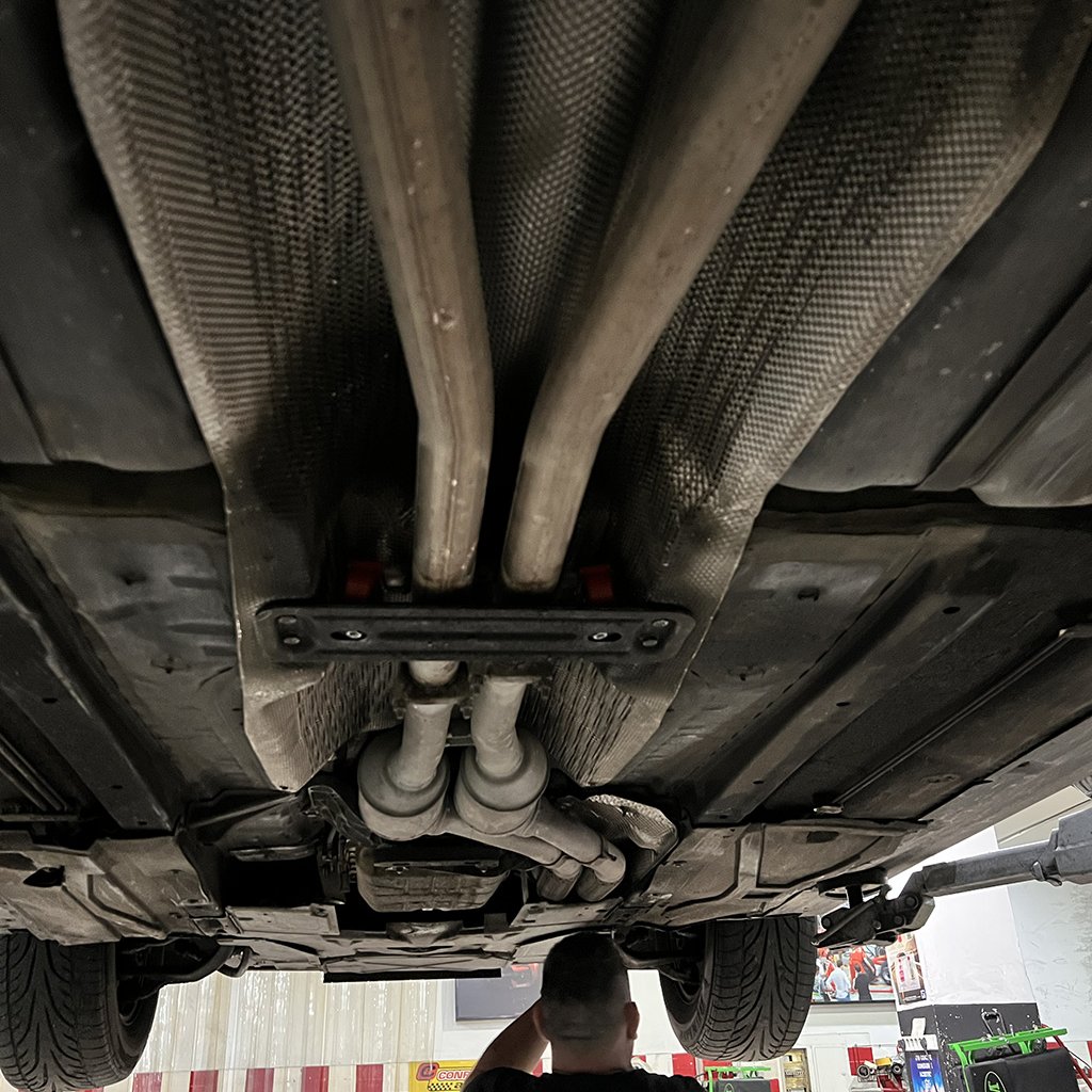 Equipo técnico de Safety Car Racing trabajando con precisión y eficacia
